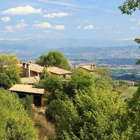Mit Balkonblick Ins Bergige Gruene